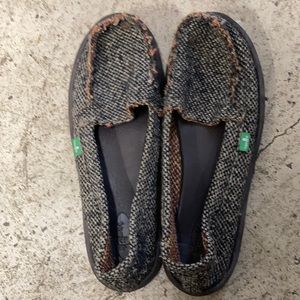 Sanuk slippers size 9